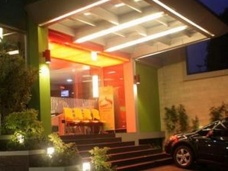 Bamboo Inn Hotel & Cafe Cakarta Dış mekan fotoğraf